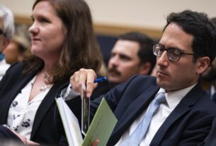 Um dos democratas Trump demitido ilegalmente da FTC está de volta