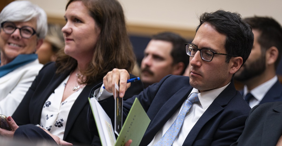 Um dos democratas Trump demitido ilegalmente da FTC está de volta