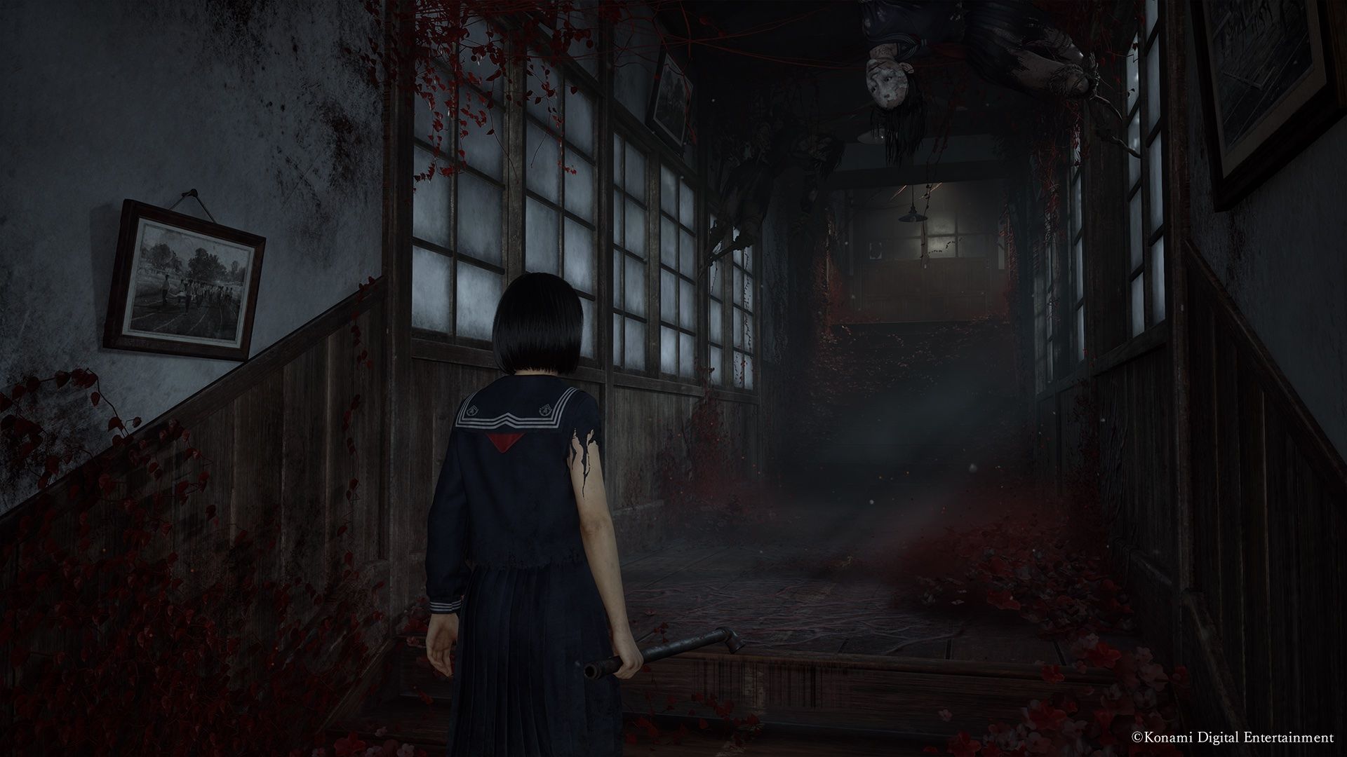 Hinako sobe uma escada, tubo de metal na mão, em uma captura de tela de Silent Hill F