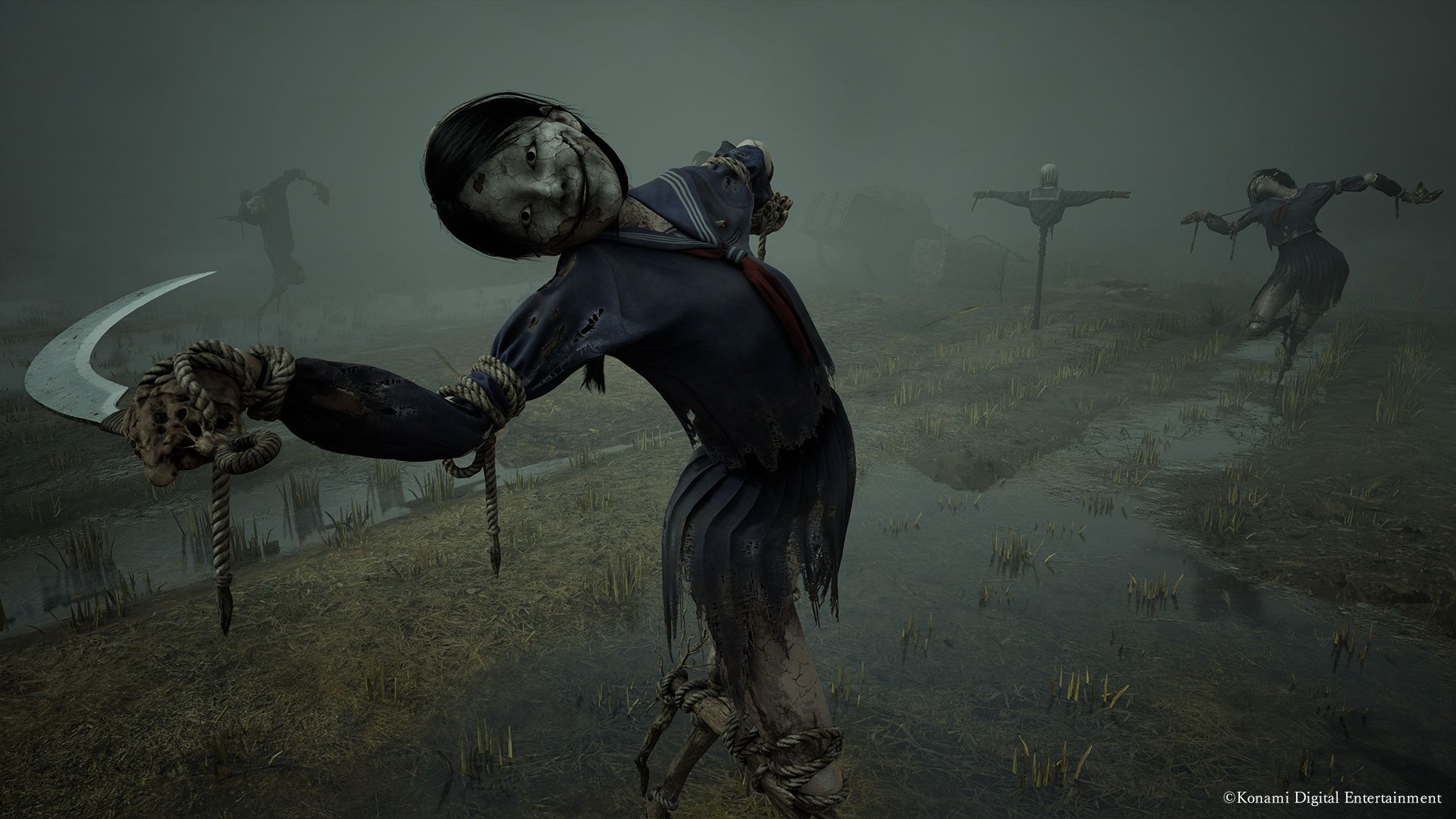 Um estudante sorridente de espantalho olha para fora da tela em um quieto de Silent Hill F