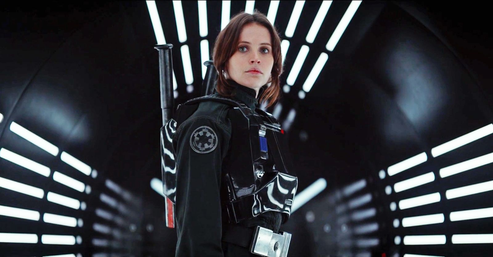 Jyn Erso (interpretado por Felicity Jones) fica em um uniforme imperial. De Rogue One: A Star Wars Story.