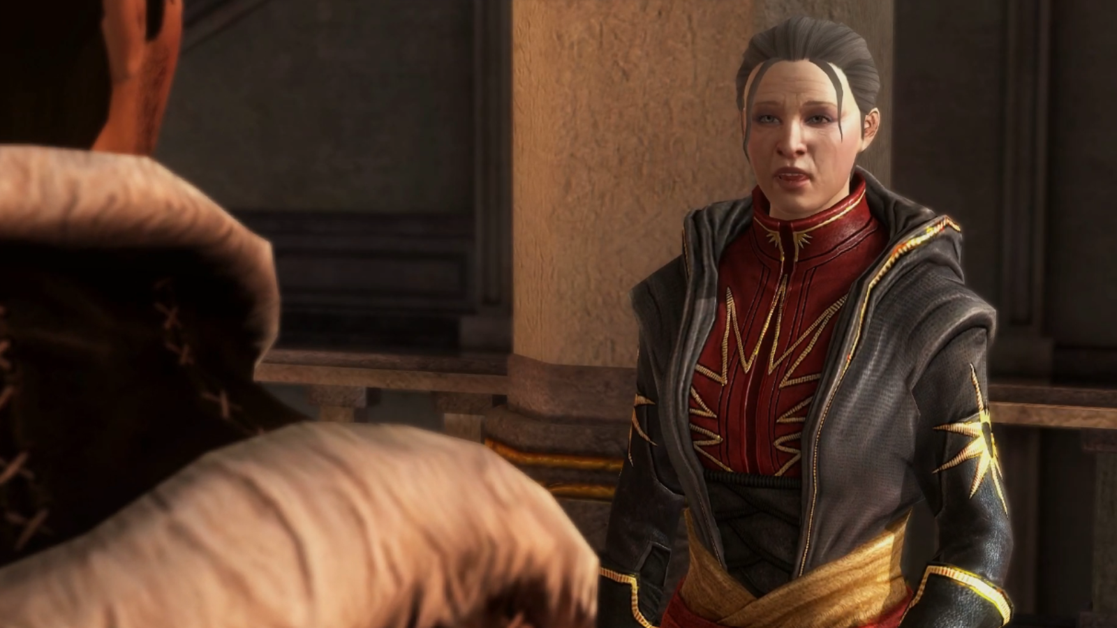 GRAND CLERRIC Elthina de Dragon Age 2. Uma mulher mais velha em vestes religiosas. Um sol em chamas vermelhas é costurada em suas roupas.
